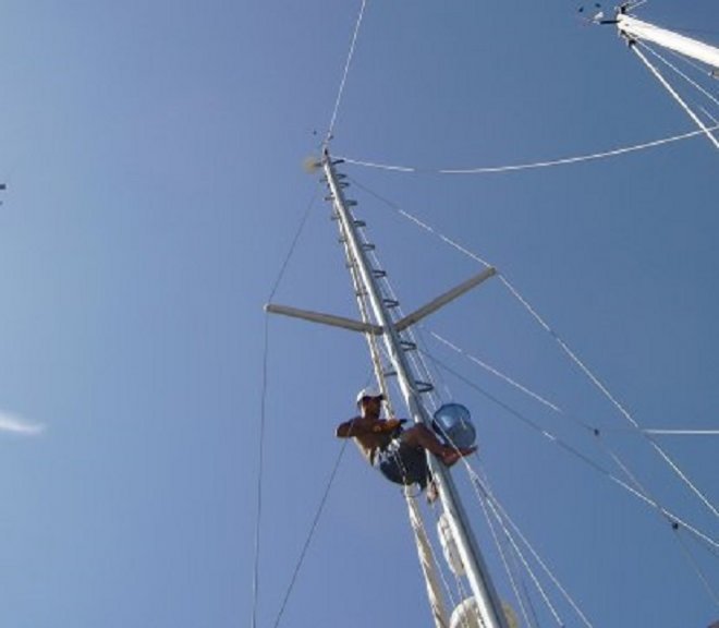 De maststeps worden van boven naar beneden geplaatst