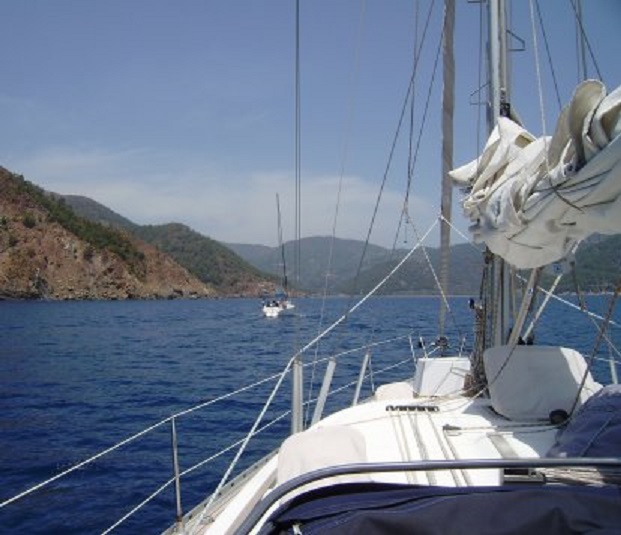 Achter Kiara varen we de Baai van Ekinçik binnen