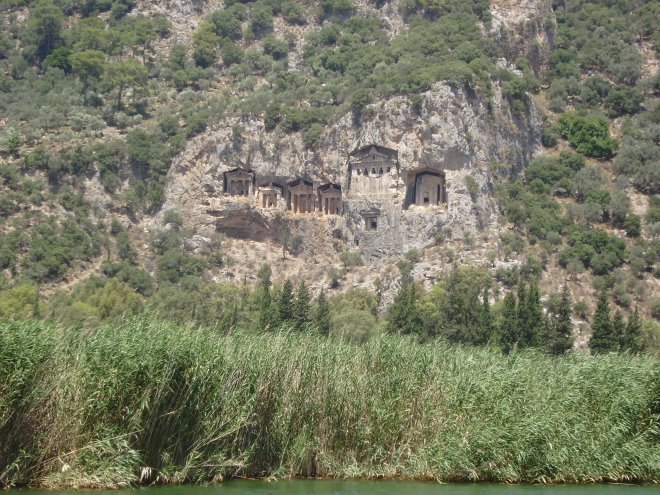 De graftombes van de Lyciërs in de rotsen langs de Dalyan rivier