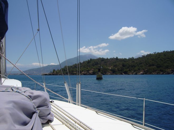 Op weg naar Fethiye passeren we de noordkardinale Batikkaya boei bij de onderwaterrots Sunk Rock