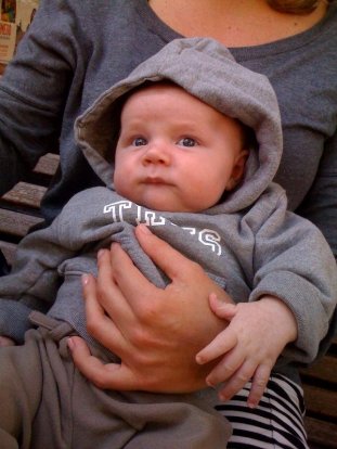 Thijs Thomas, bijna twee maanden oud, bij zijn moeder Floor op schoot