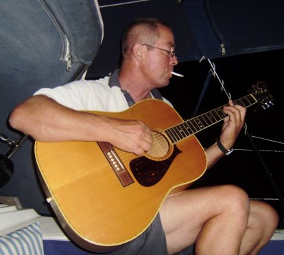 Geert Beernink speelt gitaar op de borrel bij Jaap en Diana