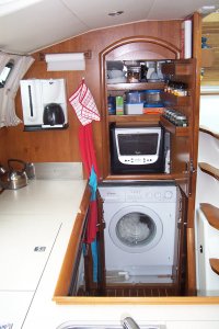 Wasmachine en magnetron, ingebouwd in één van de twee toegangen tot de achterhut