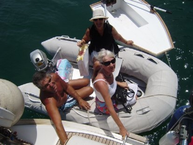 De dames gaan winkelen. Jaap brengt ze naar de wal