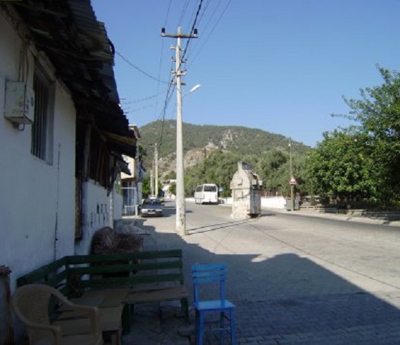 Fethiye. Lycische sarcofaag midden op straat in de stad