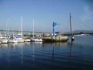 De haven van Viana do Castelo. Rechts de nieuwe tuibrug, links ligt Dulce tussen twee motorjachten. Op de achtergrond de Ponte Eiffel