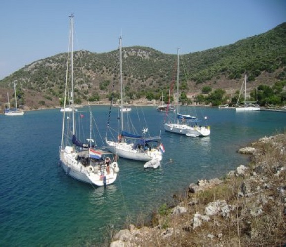 Tersane Creek. Met een lijn naar de kant, links Dulce, dan Kiara