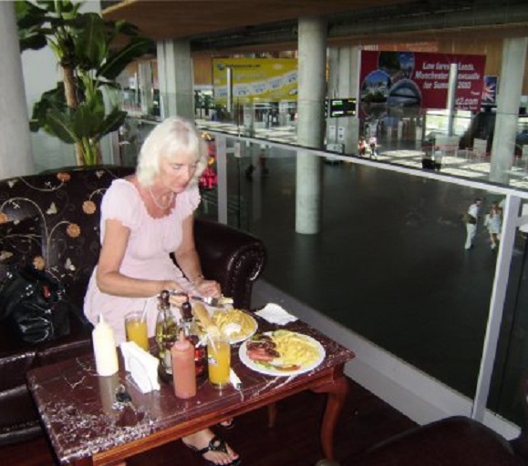 Het vliegtuig heeft een uur vertraging. We lunchen op het vliegveld van Dalaman