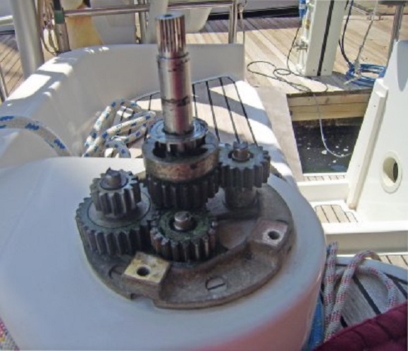 De stuurboord schootlier uiteen genomen