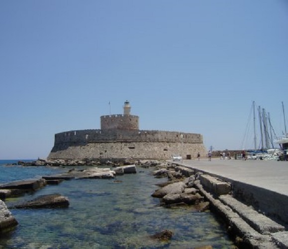 Rhodos. de beroemde vuurtoren van St. Nikolaos met links zeiljachten in de Mandraki haven