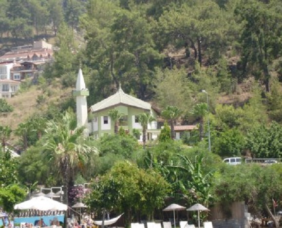 Fethiye. De moderne moskee tegenover het hotel. Onder zie je nog net de parasols van het hotelzwembad