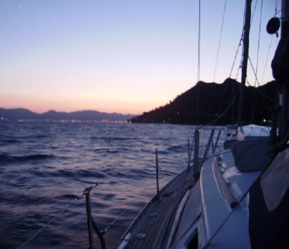 Marmaris. Geankerd voor Pupa Yat Hotel. Halverwege de avond neemt de wind af om een paar uur later weer aan te wakkeren