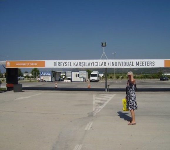 Ans vanmorgen bij de uitgang van het vliegveld Dalaman