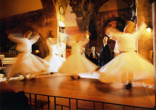 Derwisj dansers in Karavanseray Saruhan bij Avanos