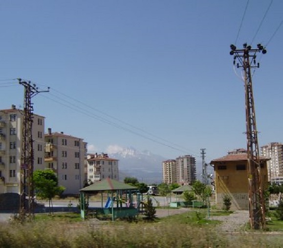 De miljoenenstad Kayseri ligt onder de grote vulkaan Mount Erciyes. Je ziet hem overal tussen de wouden van flatgebouwen oprijzen. Er ligt sneeuw op de noordelijke hellingen