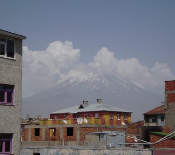 Dogubayazit. De berg Ararat gezien vanuit onze hotelkamer