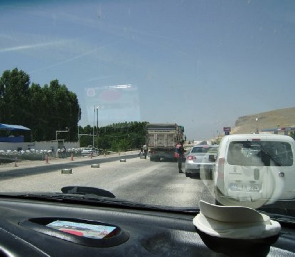 Een road block van militairen op de weg naar het Meer van Van