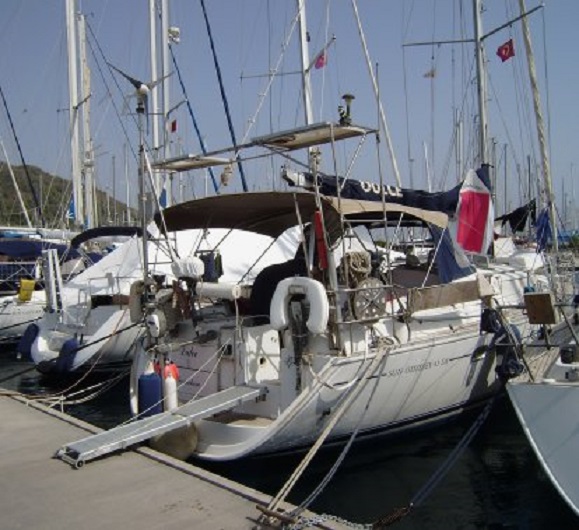 Terug in Marmaris. Dulce ligt er prima bij. Op het voordek wappert de was