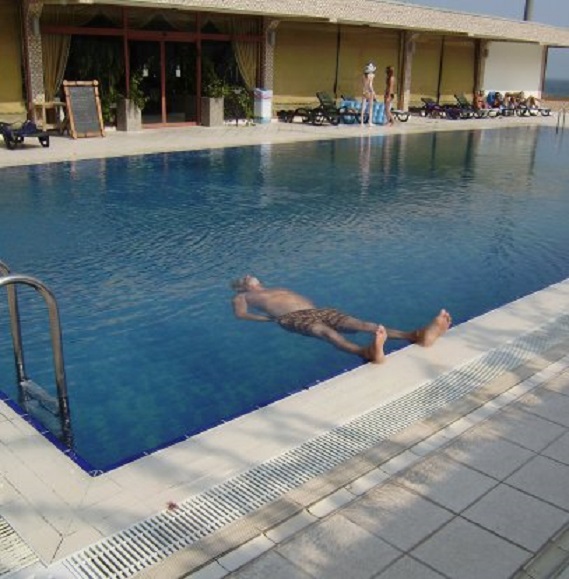 Marmaris. Luieren in het marina-zwembad