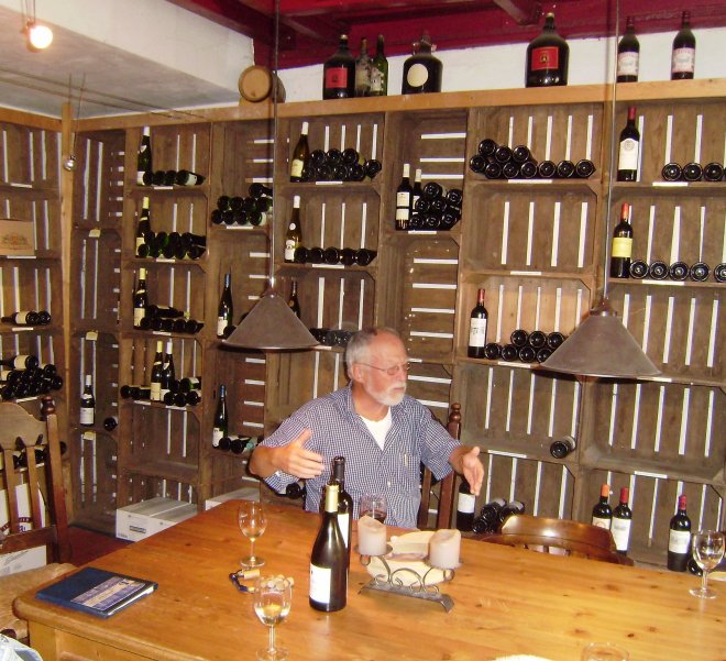 In Wijnhuis Heukelum raak ik vanmiddag op dreef. Zoveel te vertellen... (Foto Inge Hogerdijk)