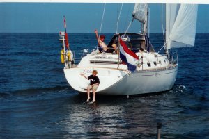 Zomer 2000: Tyché ergens voor Scheveningen. Op het zwemplatform zoon Bas (toen 10)