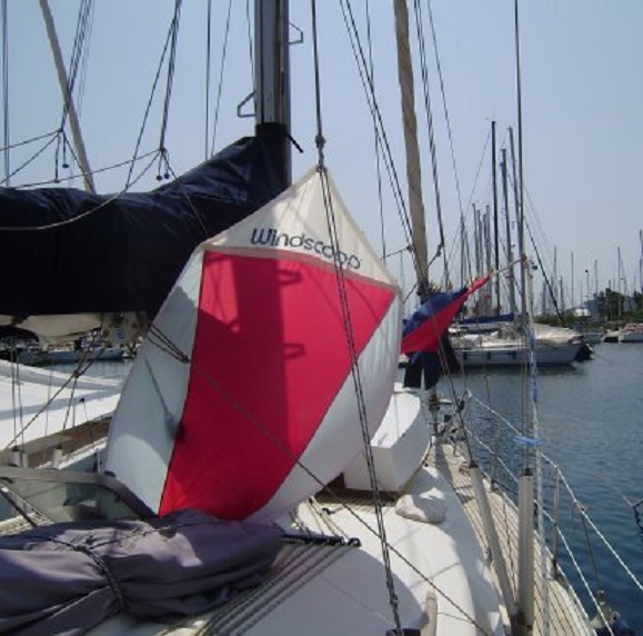 De windscoop brengt wat verkoeling in de kajuit