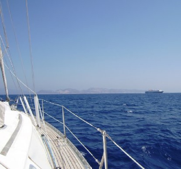 Een veerboot verlaat het Griekse eiland Kastellorizon, dat in de verte oprijst