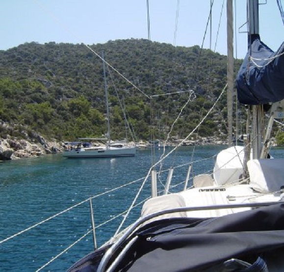 Het eind van Horsehead Bay. Er liggen wat jachten en rechts (achter de mast) een toeristengulet