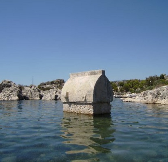 Lycische sarcophaag bij de onder water staande antieke stadskade voor het dorp Kaleköy