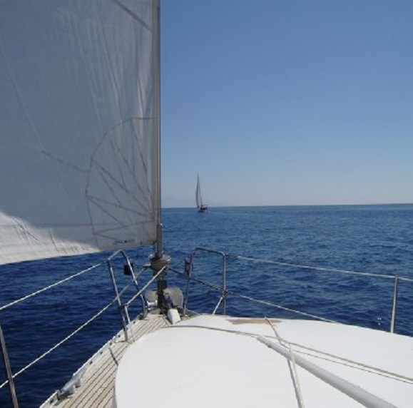 Loom glijden we naar het oosten op de genua. Kiara vaart voor ons uit