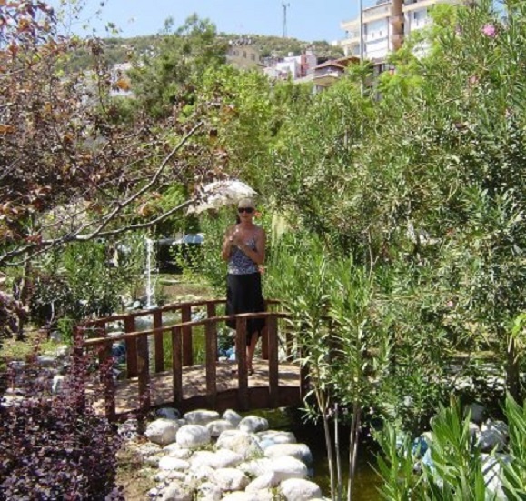 Er zijn veel mooie, lommerrijke parkjes in Finike