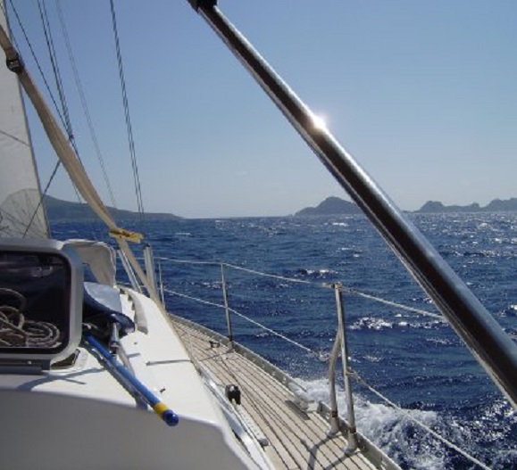 Met ZW 6 - 7 stormen we op de doorgang tussen kaap Taslin en de beruchte Besadalar eilanden af