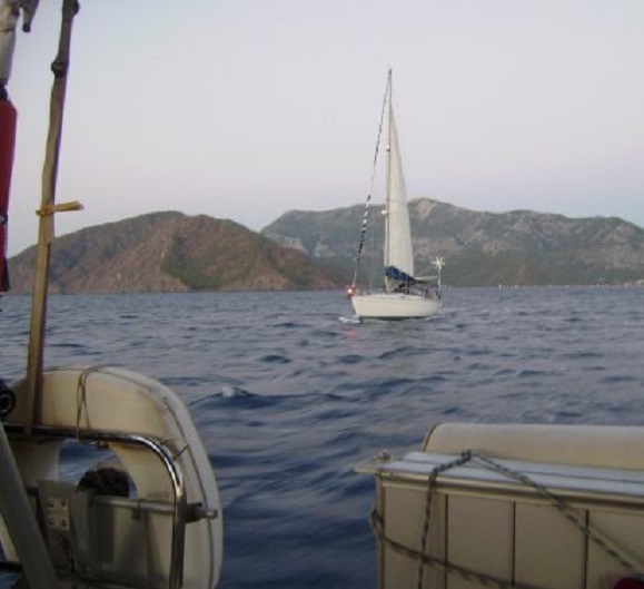 Bij het ochtendkrieken verlaten we de baai van Cavus Limani, Kiara vaart achter ons