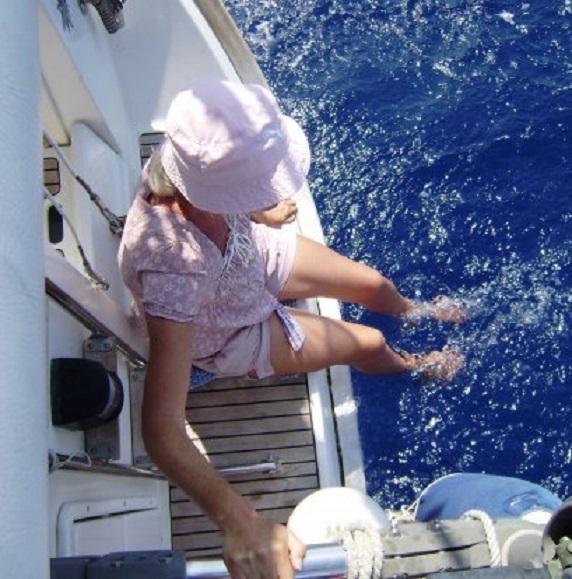 Onderweg naar Gazipasa zoek Ans verkoeling op het zwemplatform