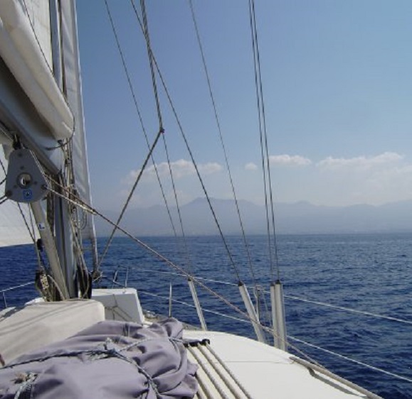 In de verte doemen de bergen van Noord Cyprus op