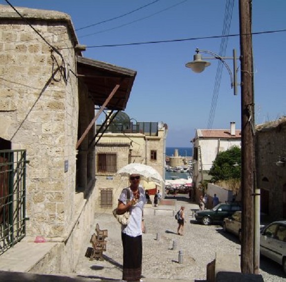 De straatjes bij de oude haven van Girne