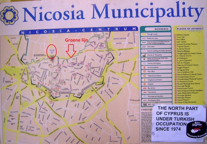 Nicosia. Affiche in het toeristenbureau direct aan de Grieks-Cypriotische kant van de Lokmaci-doorgang (rode cirkel) door de Groene Lijn