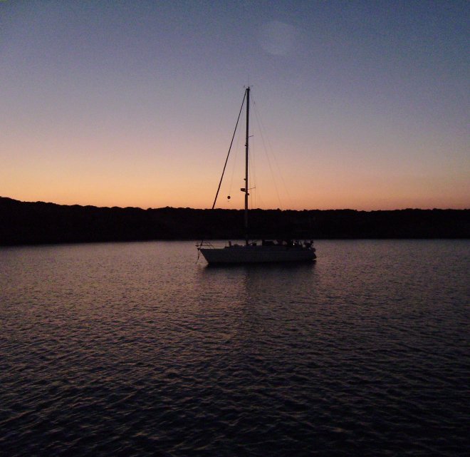 Mora Psaria, ankerbaaitje bijna aan het eind van het Kapaz schiereiland, vier mijl van Kaap Andreas, de noordoostelijke punt van Cyprus. Kiara ligt naast ons achter het anker