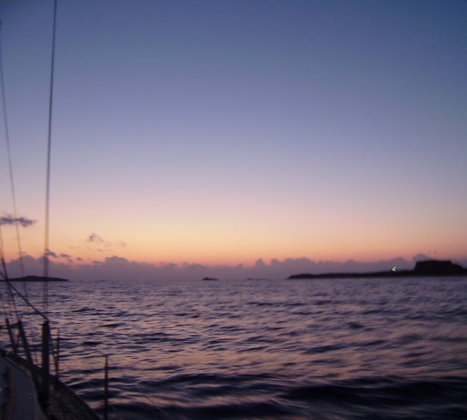 Oostpunt van Cyprus. Tussen kaap Andreas (rechts) en de Klidhes eilendjes (links) zijn doorgangen