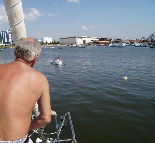 Latakia. Jaap en ik brengen met ons bijbootje een extra anker uit