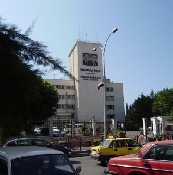 Latakia. Vader en zoon Assad op het gebouw van de commerciële haven