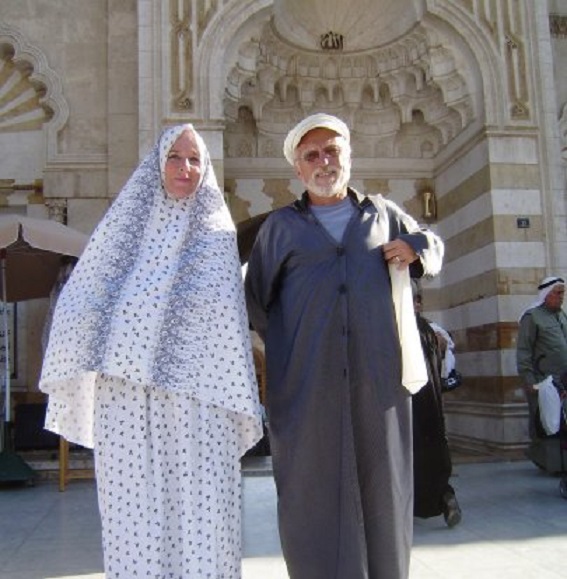 Aleppo. Gepast gekleed voor een bezoek aan de Umayyad Moskee