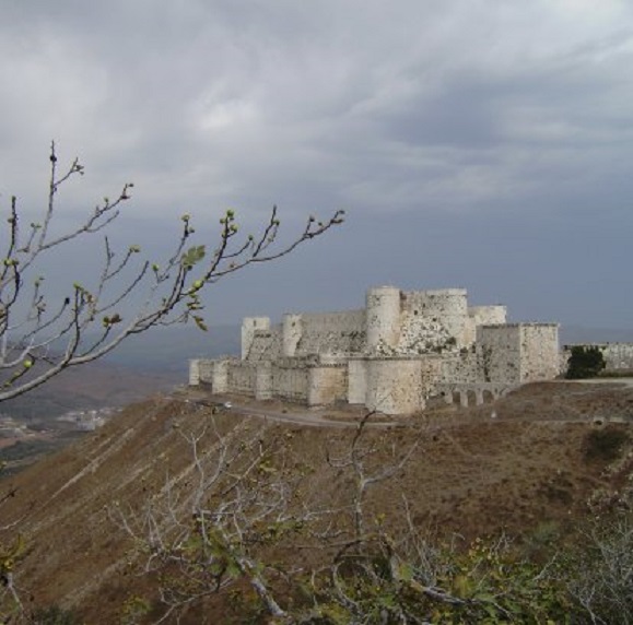 Krak des Chevaliers. Achter de voormalige kruisvaardersburcht hangt een onweerslucht
