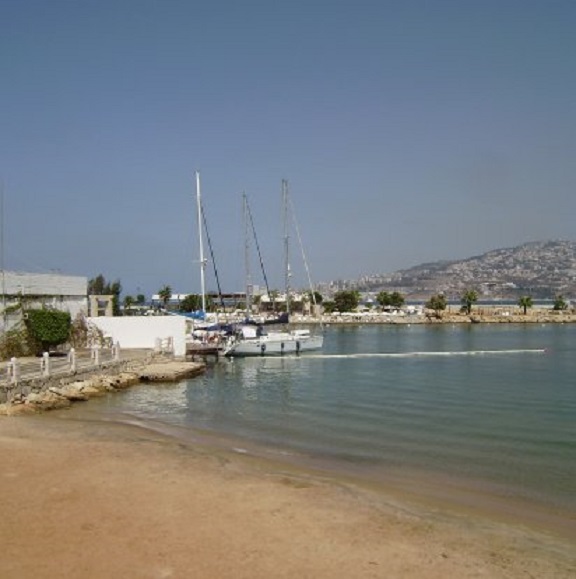 In de jachthaven van Jounieh liggen we naast het zwemstrandje afgemeerd