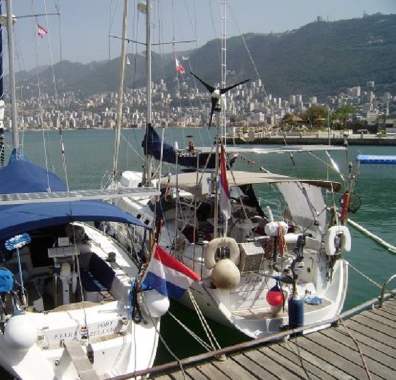 Kiara (l) en Dulce aan de kade in Jounieh. Anégada ligt verder links (niet zichtbaar)