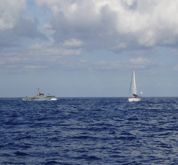 Op 6 mijl van Haifa cirkelt een patrouilleboot van de Israëlische marine om ons heen. Rechts op de foto Kiara