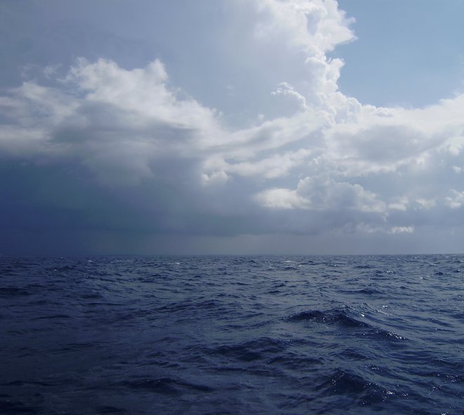 Onderweg langs de kust naar Herzliya passeren er verschillende regen- en onweersbuien