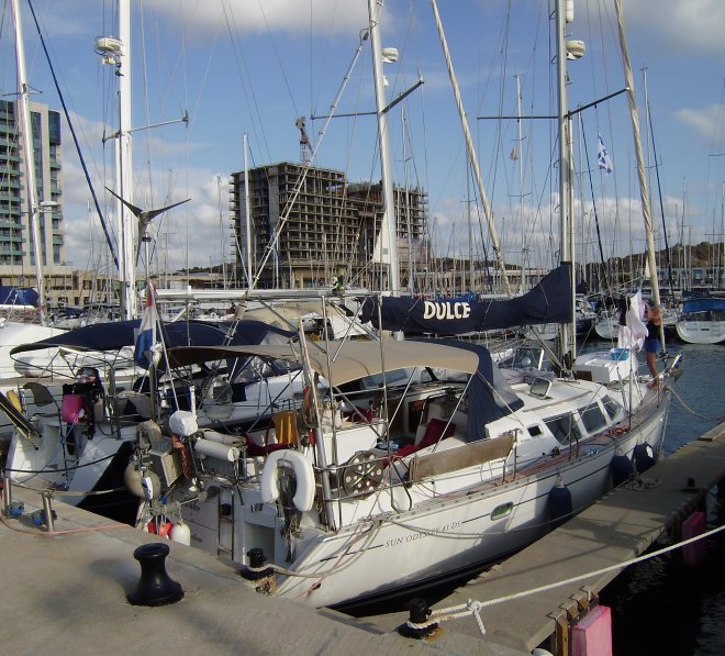 Dulce afgemeerd in Herzliya Marina. Ans hangt op het voordek de was op
