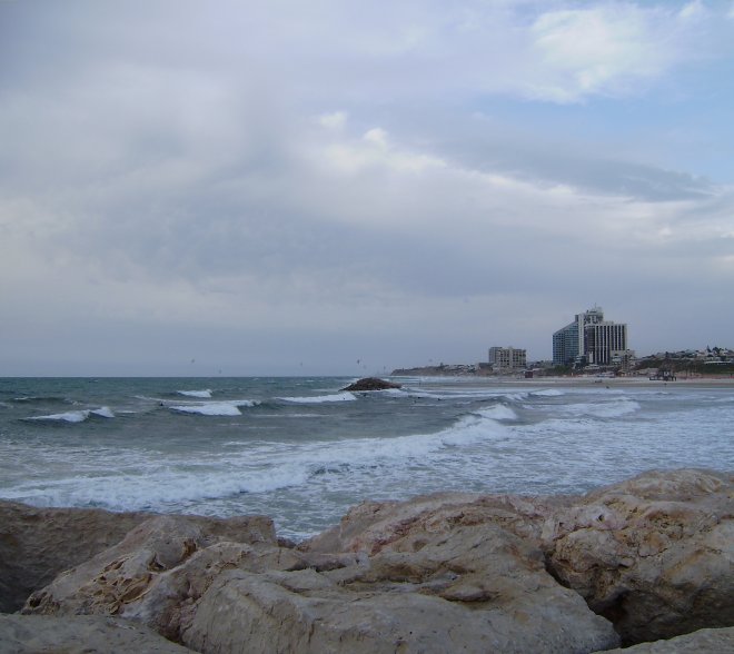 Op het strand naast de jachthaven van Herzliya staat vanmiddag een fikse branding.