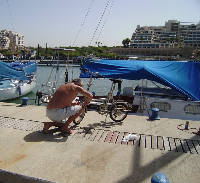 Ashkelon Marina. Op de kade zet ik onze fietsjes in elkaar